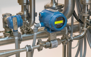 Hình ảnh đồng hồ đo lưu lượng điện tử gắn tại nhà máy