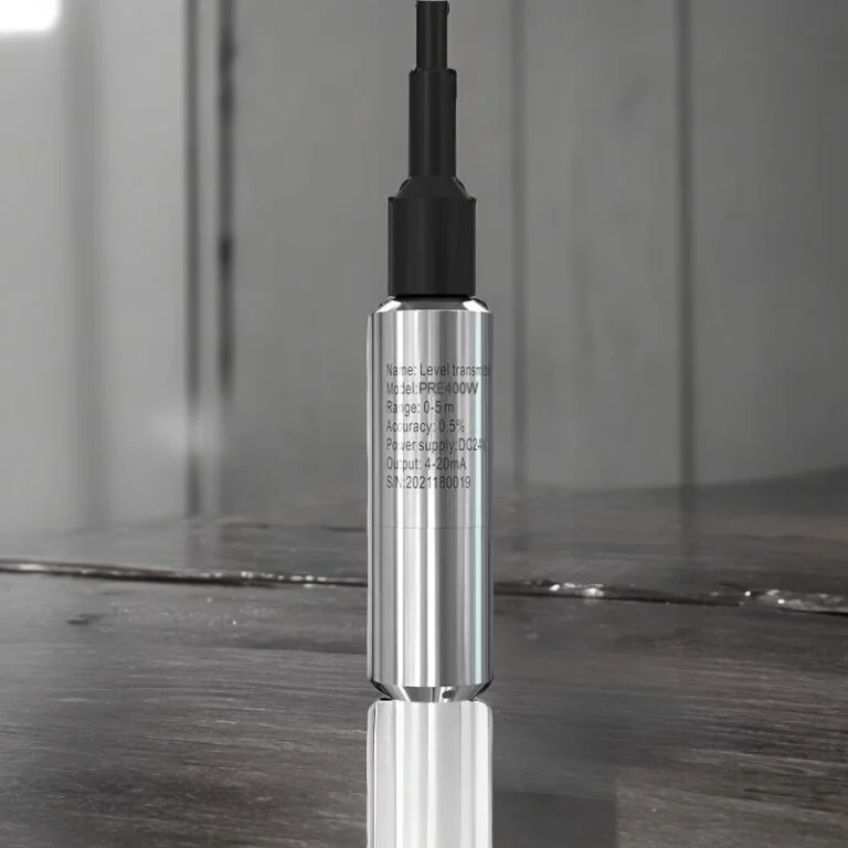 Hình ảnh cảm biến mức nước thủy tĩnh trong bồn chứa hóa chất